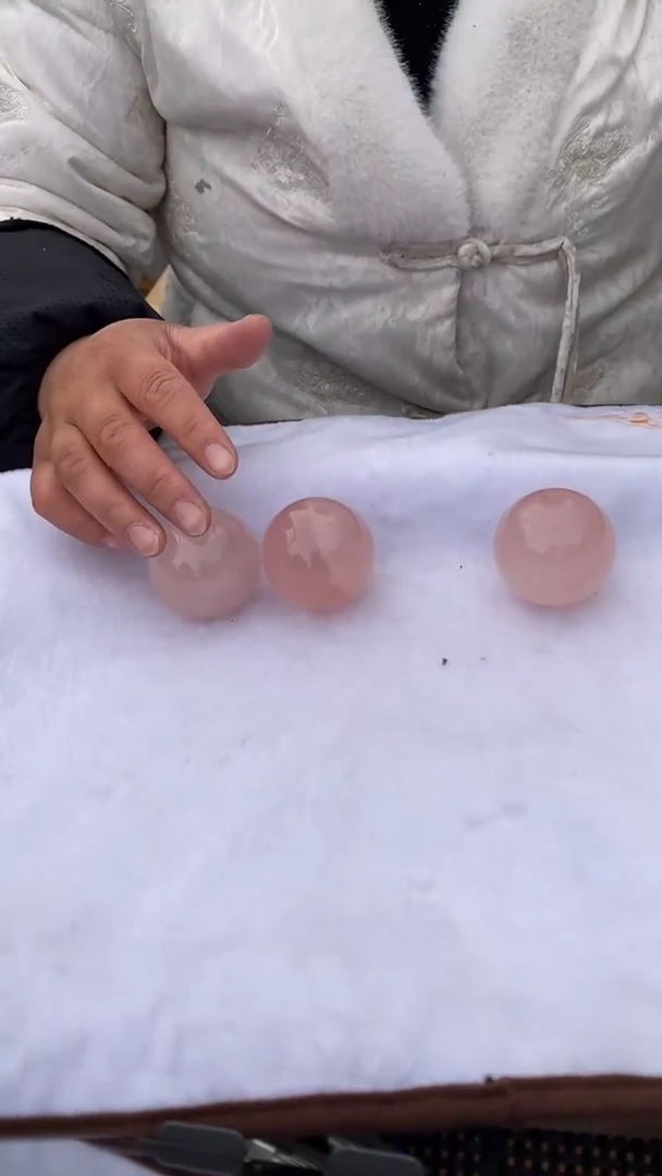 【闪购商品】芙蓉石球未镶嵌粉水晶球D204多样性发其一（不配底座）