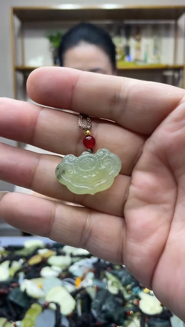 未镶嵌蛇纹石玉吊坠·