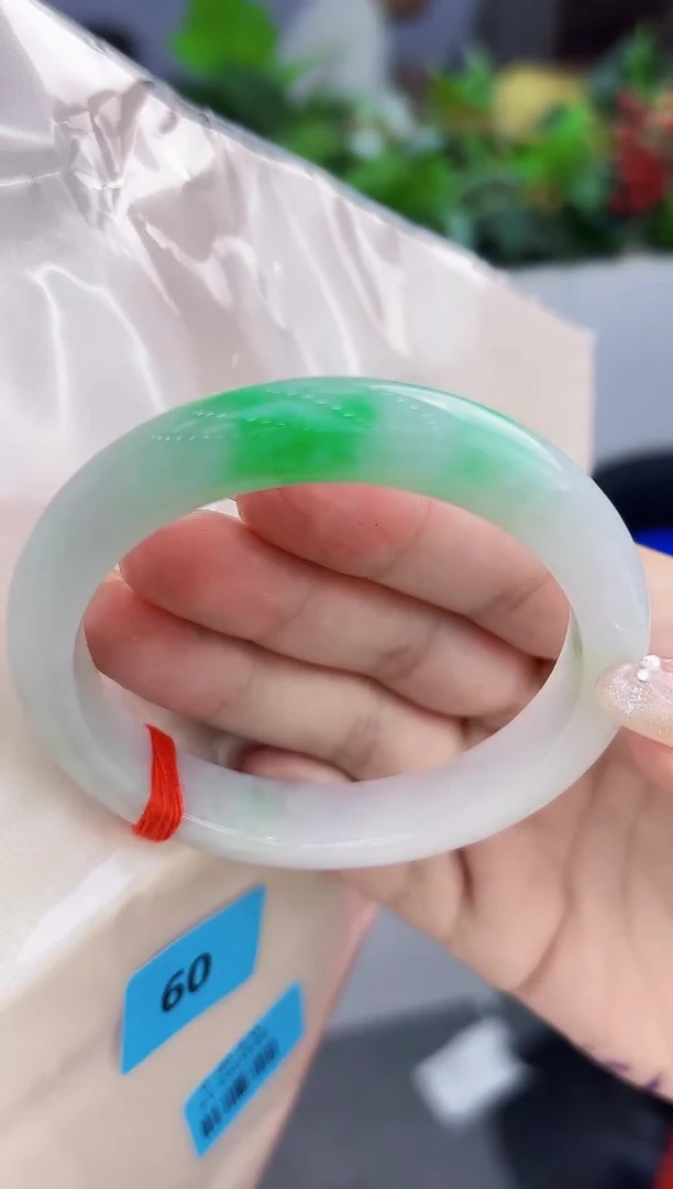 翡翠手镯未镶嵌翡翠手镯