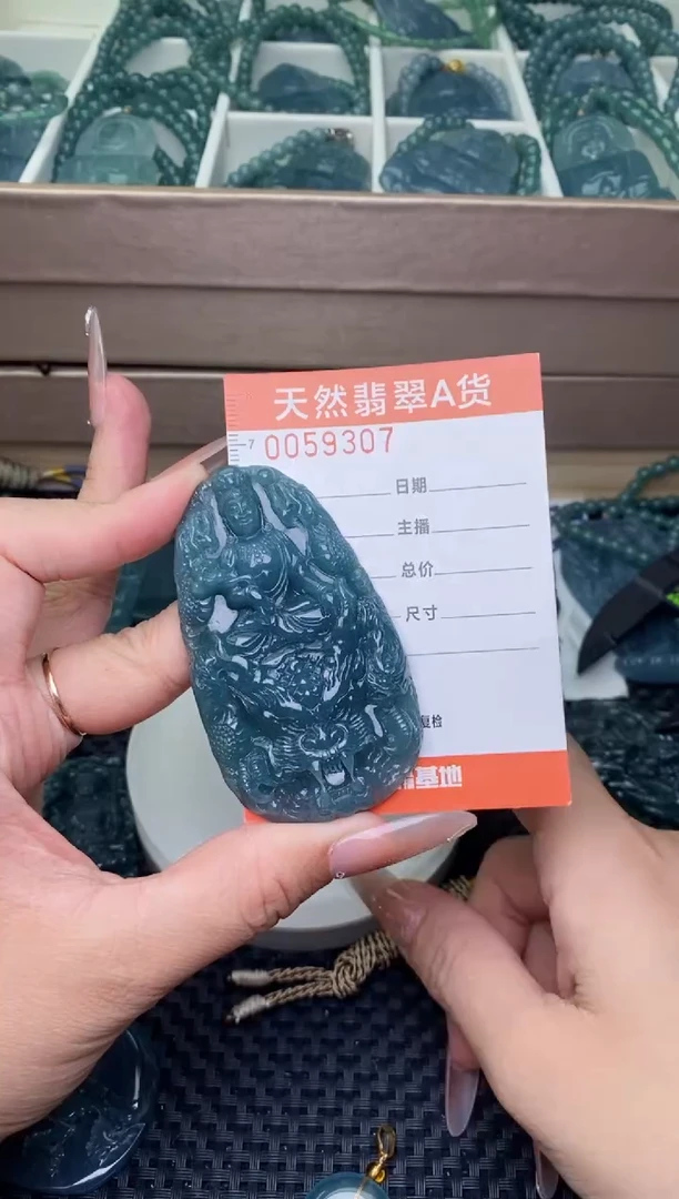 翡翠未镶嵌颈饰