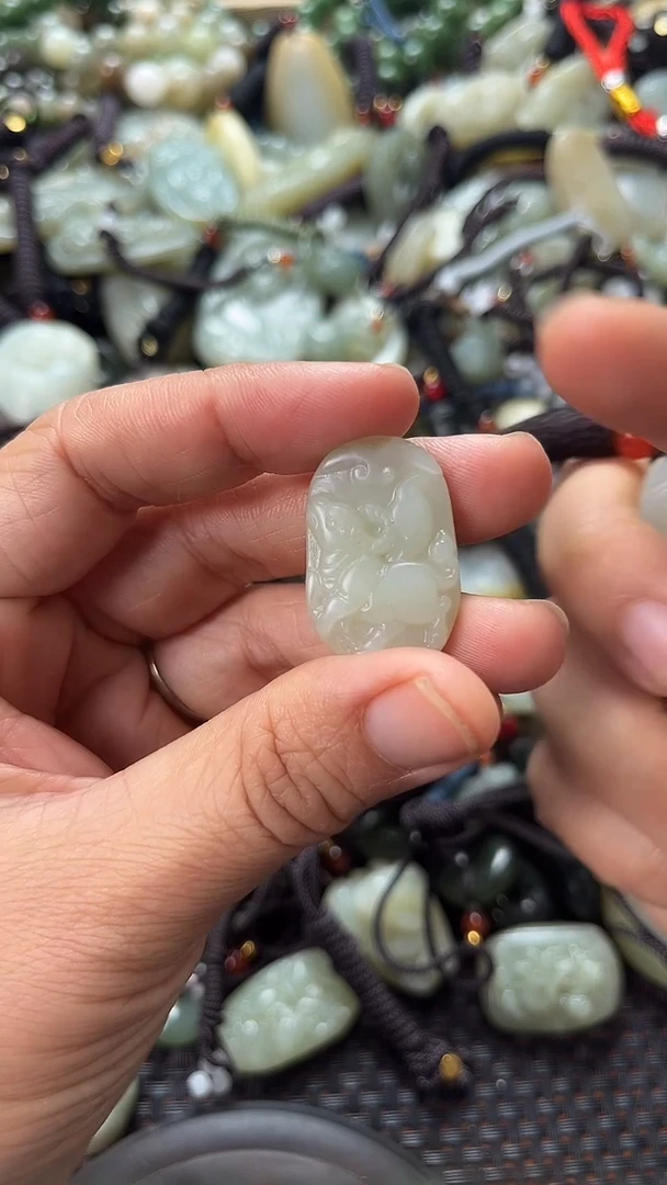 和田玉未镶嵌颈饰（多样性发一件）没有证书有瑕