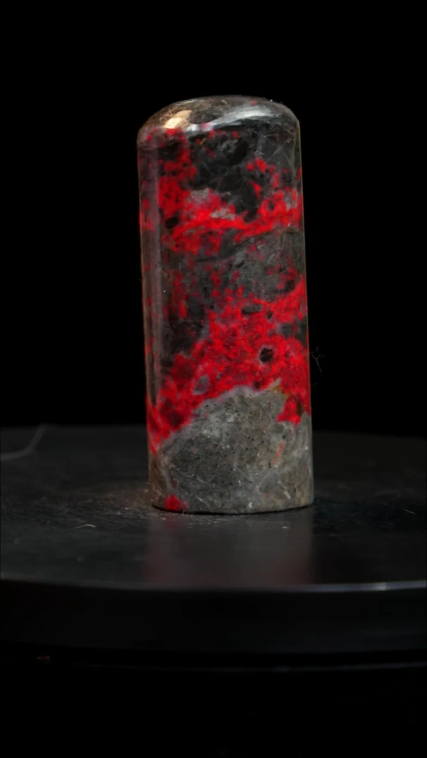 鸡血石牛角鸡血石