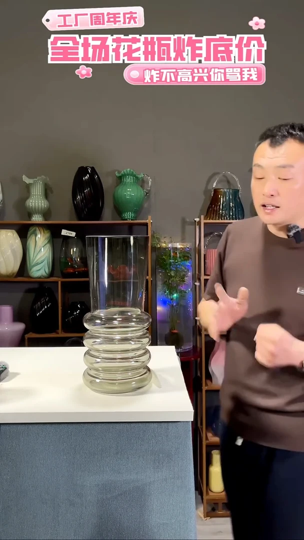 【闪购商品】玻璃306烟灰色旋转纹花瓶30高