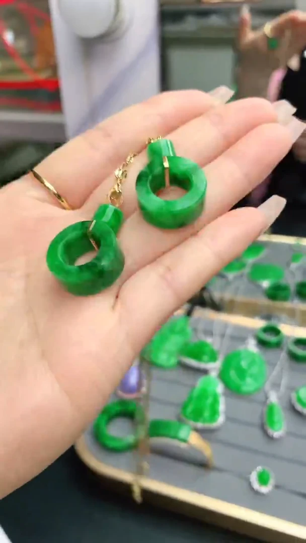 翡翠18K金镶嵌颈饰赠礼盒证书 多样性发货其一