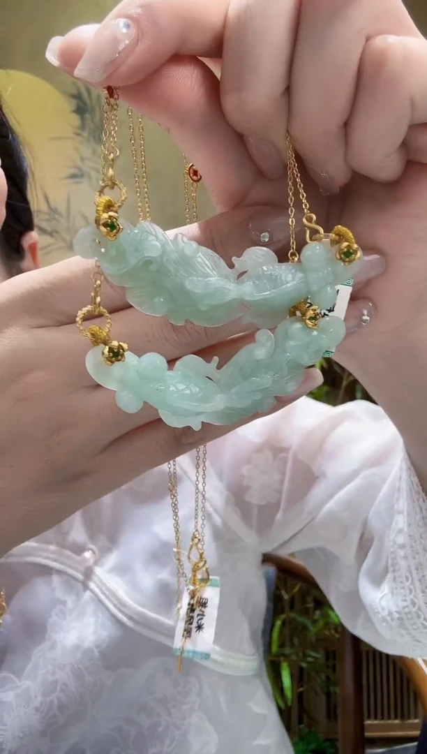 翡翠未镶嵌颈饰多样发其一个