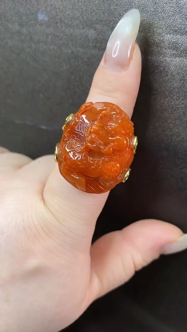 颈饰未镶嵌南红玛瑙戒指