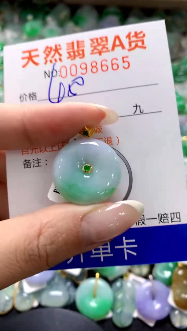 翡翠18K金镶嵌颈饰11111111111111111