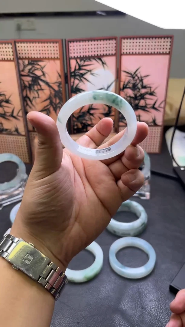 未镶嵌手镯定制翡翠东****。手镯定制