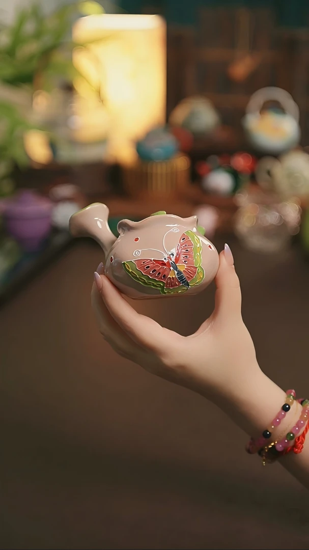 粉蝴蝶纯手绘堆绘釉下彩精致高雅功夫茶具陶瓷茶具侧把壶（130ml）
