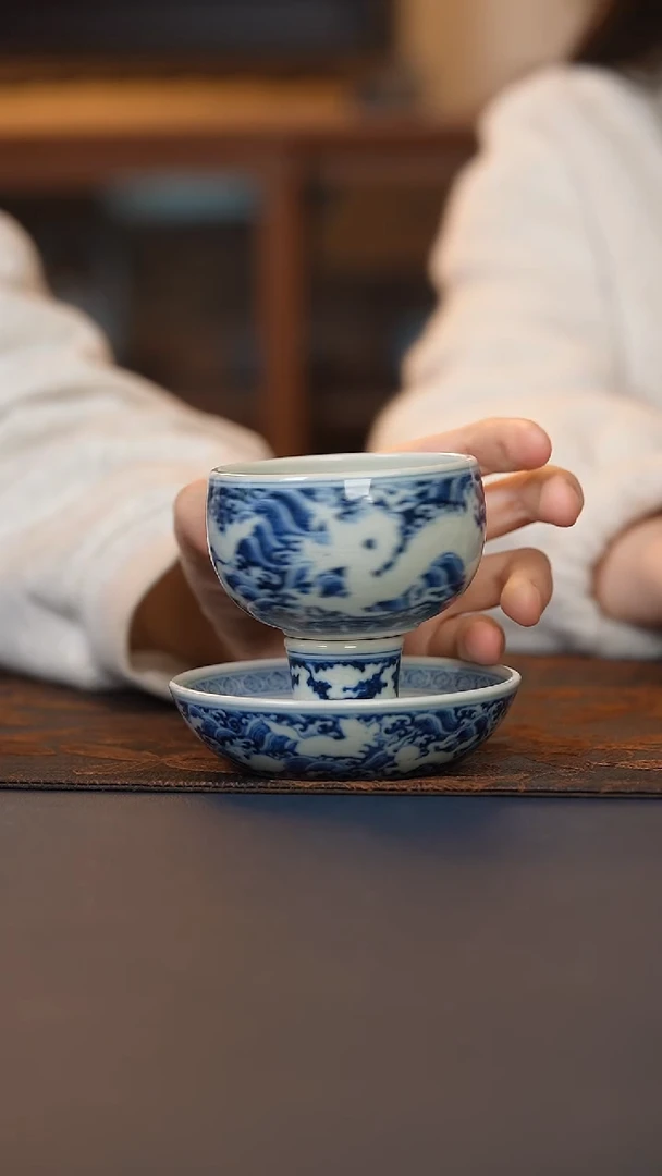 成蕴窑暗刻龙纹转转杯