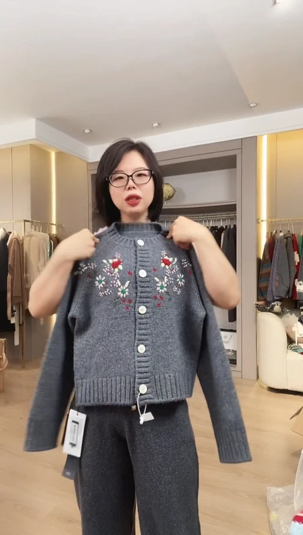 100%纯山羊绒圆领上衣刺绣花朵针织开衫