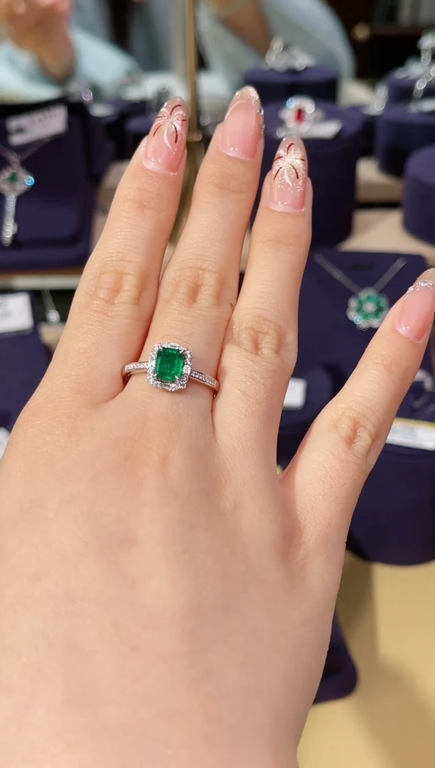 【闪购商品】祖母绿戒指18K金镶嵌祖母绿戒指