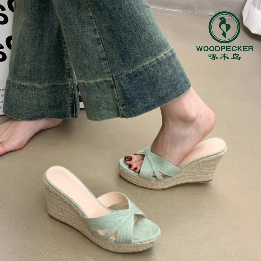 啄木鸟小个子厚底凉鞋女夏季2025新款小众草编坡跟拖鞋外穿高跟鞋