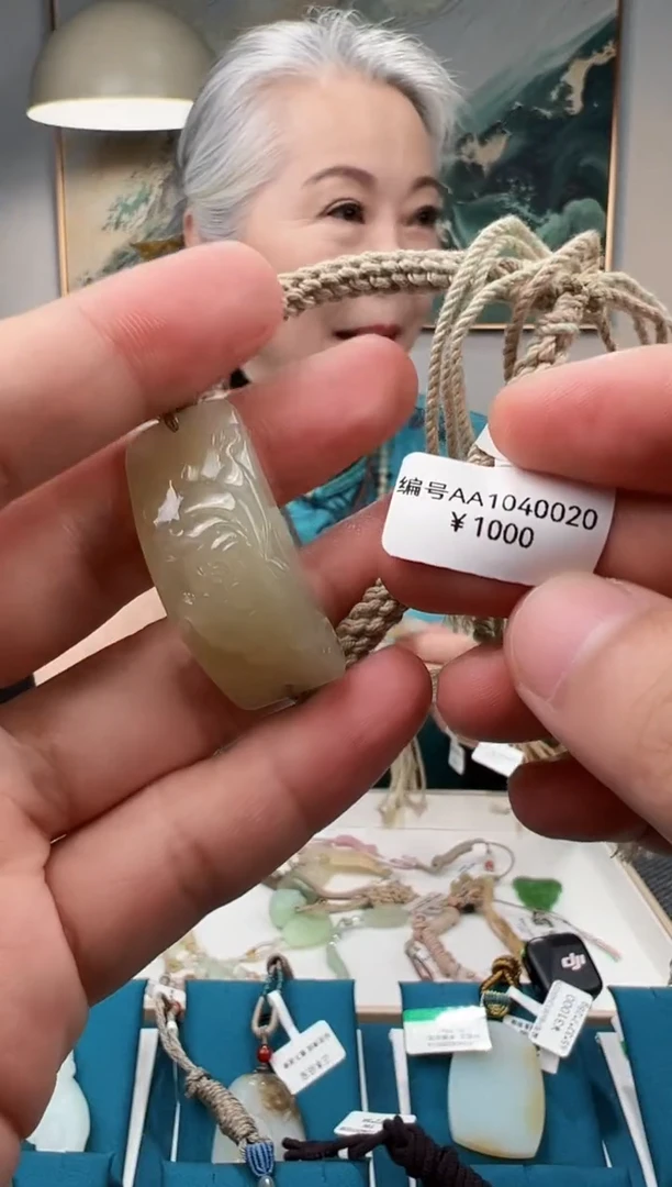 颈饰未镶嵌和田玉AA  吊坠