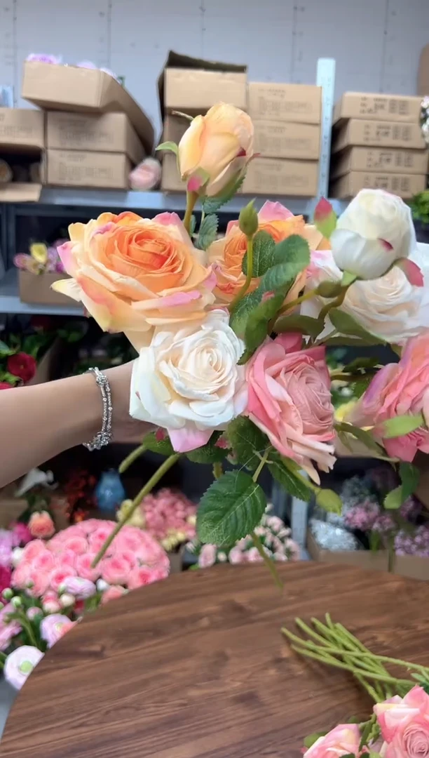 3枝混色焦边月季