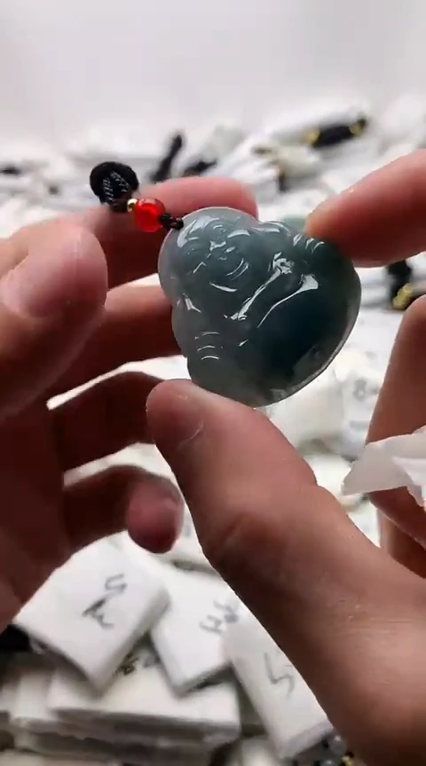 翡翠未镶嵌颈饰佛公