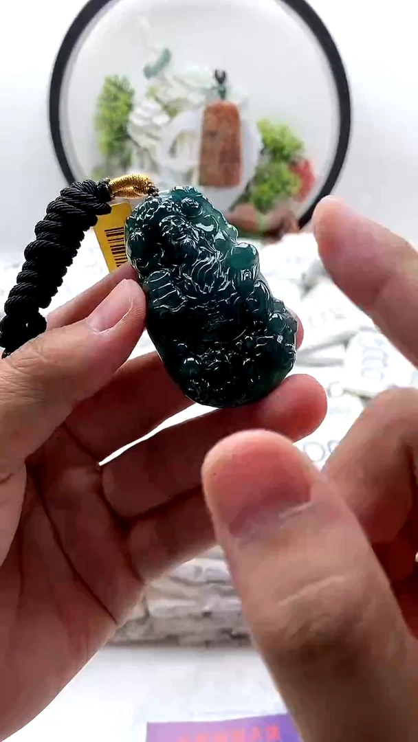 翡翠未镶嵌颈饰财神