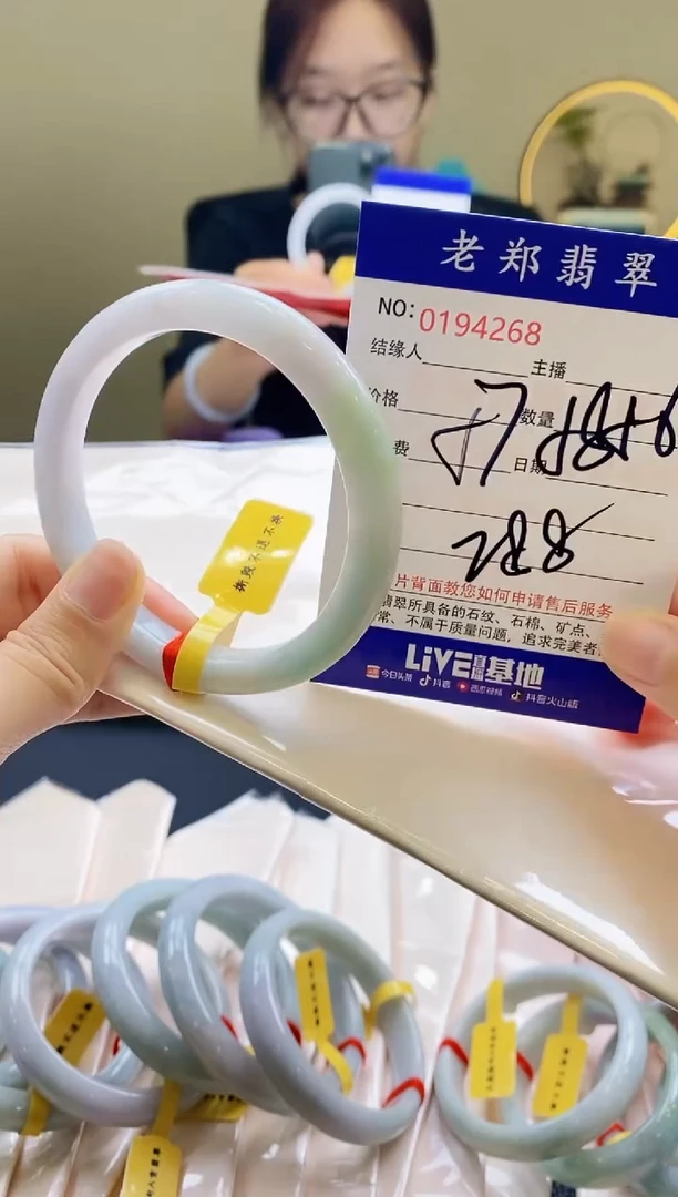 翡翠手镯未镶嵌AAAAAAA