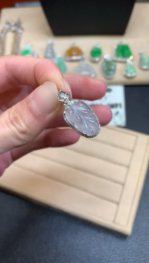 【闪购商品】翡翠颈饰18K金镶嵌叶子【无服务费】
