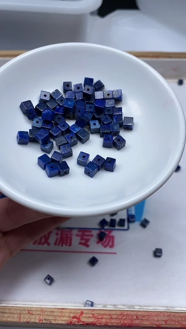 青金石未镶嵌散珠E518 青金石方糖4*4mm30个8.8元