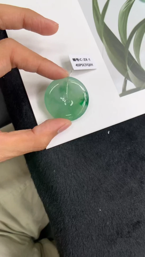 颈饰未镶嵌翡翠平安扣