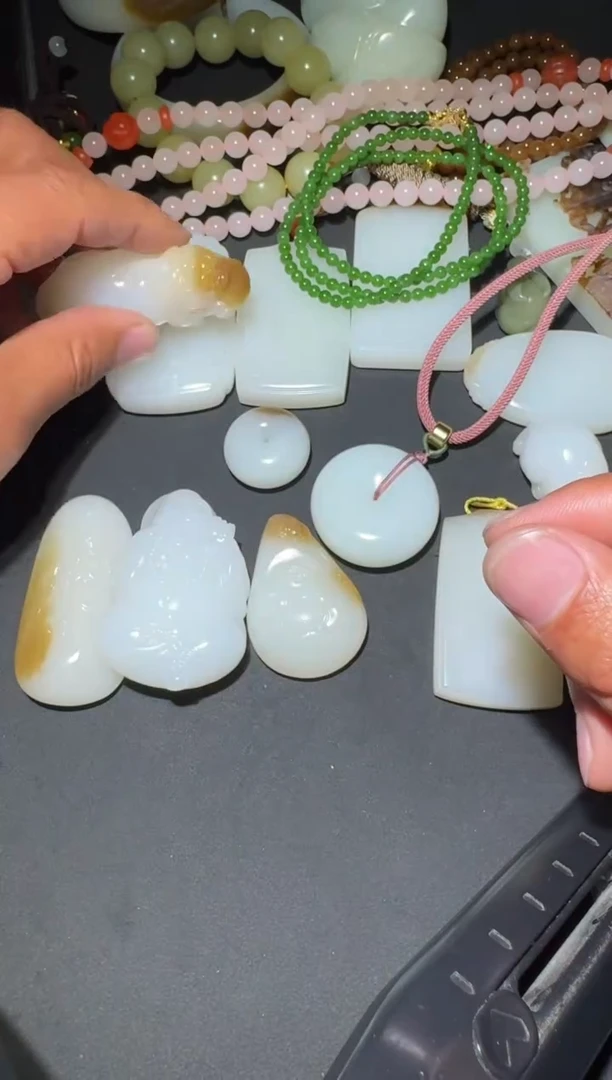 未镶嵌和田玉（糖玉）挂件和田玉