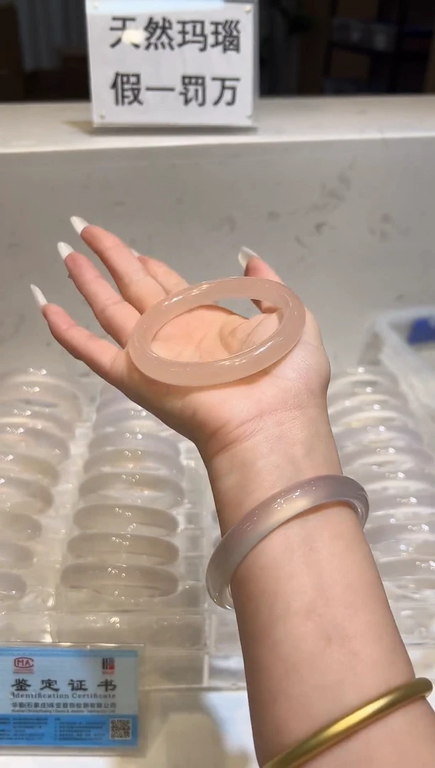 未镶嵌手镯石英质玉福利1