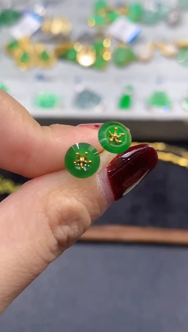 18K金镶嵌翡翠耳饰多样性发其一