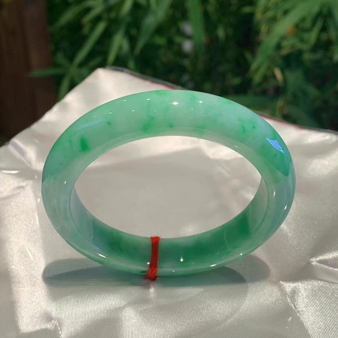 天然翡翠手镯  圈口：57  微微瑕