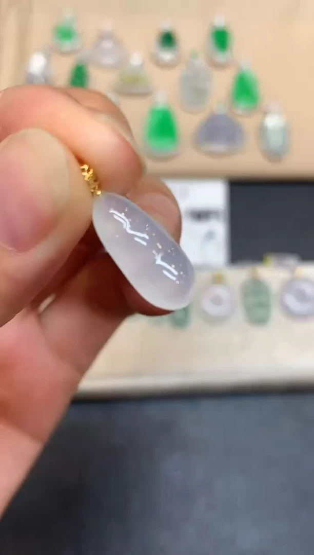 颈饰18K金镶嵌翡翠福豆【无服务费