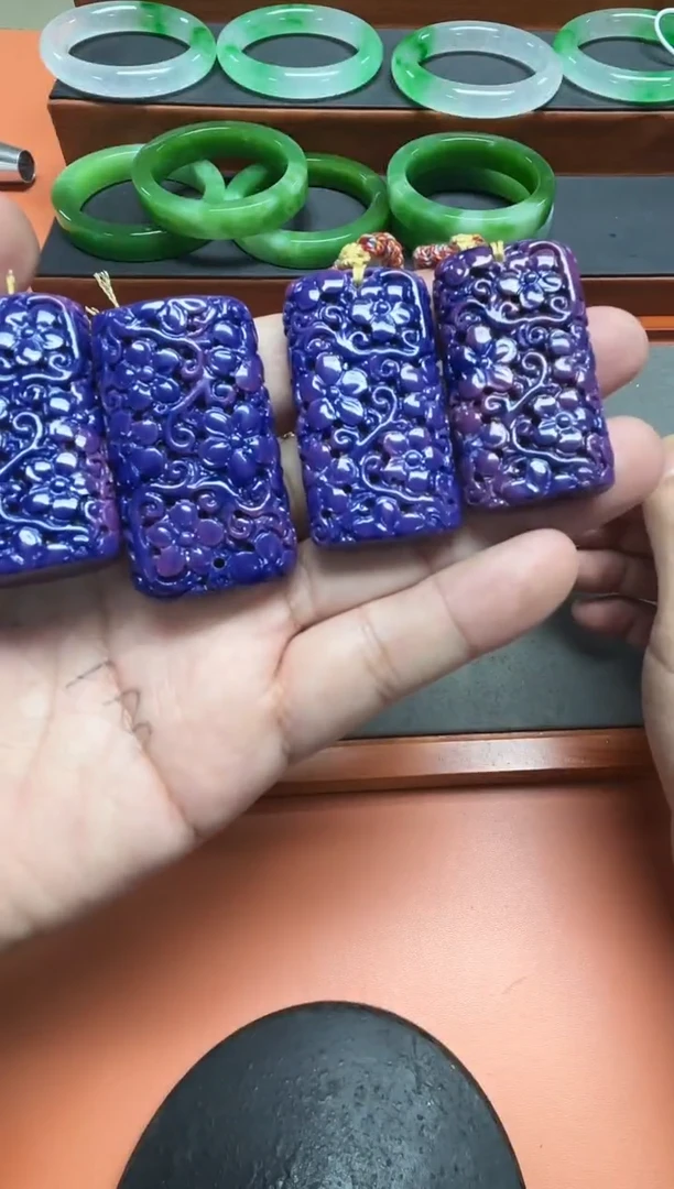 1042号紫色雕刻款吊坠