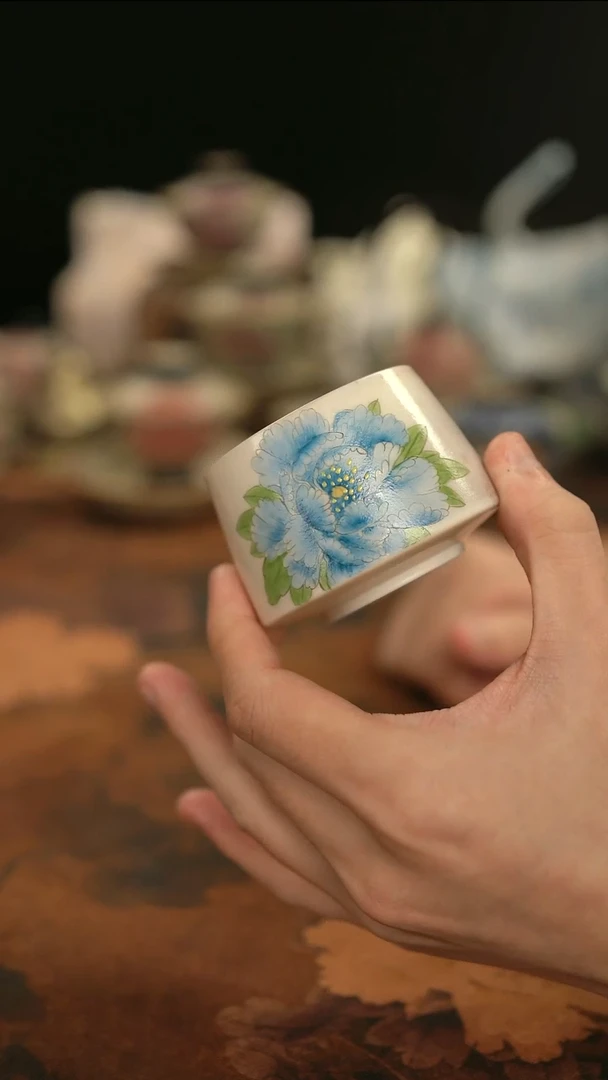 摩吉陶陶闪拍链接 柴窑手绘蓝色牡丹杯