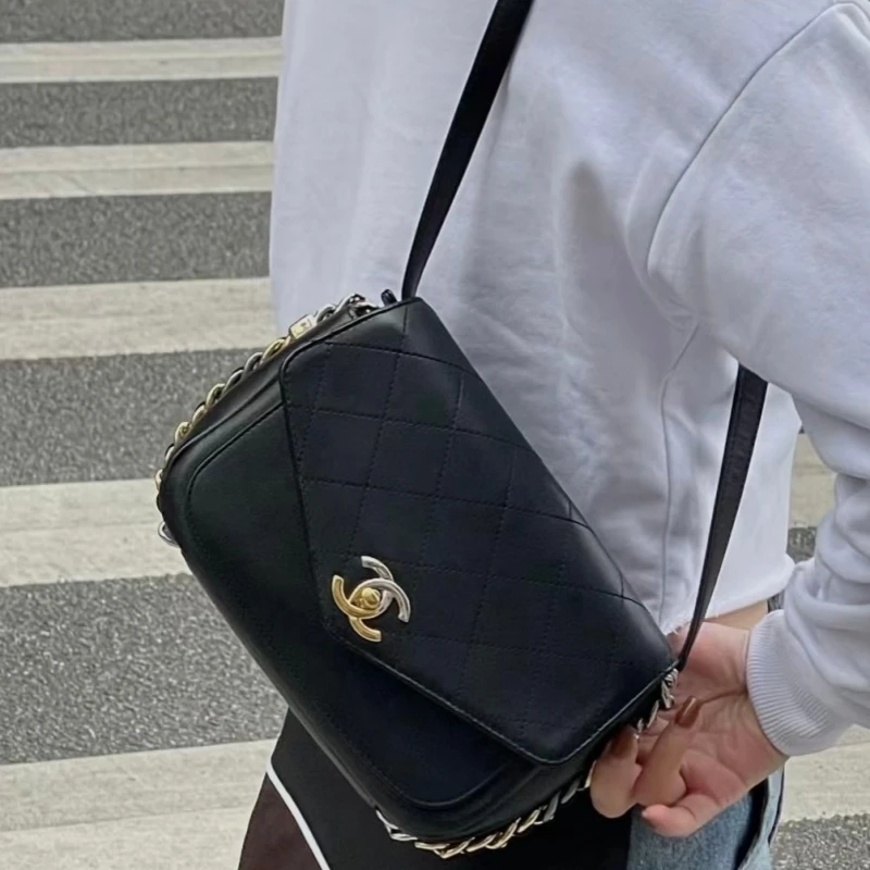 95新 Chanel/香奈儿 黑金银鸳鸯扣牛皮马鞍邮差包 长20 27开带卡