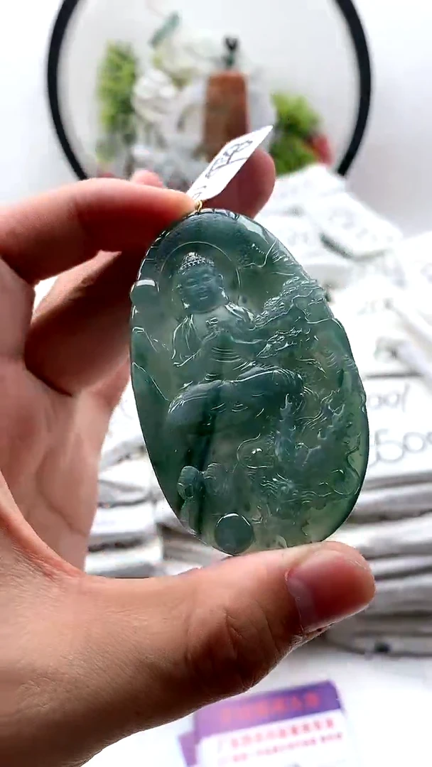 翡翠未镶嵌颈饰大日如来