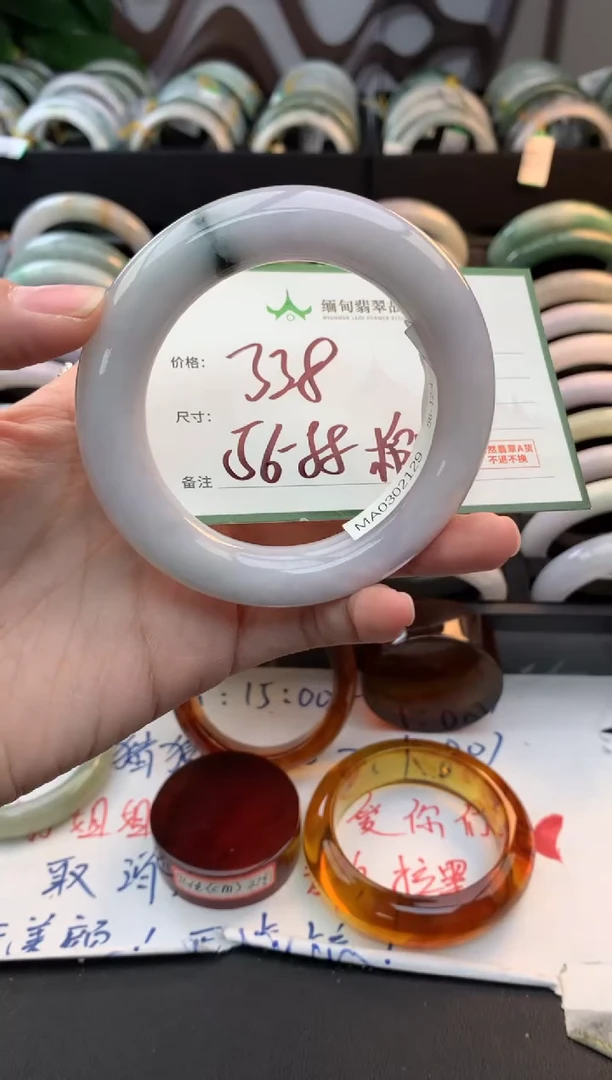 未镶嵌定制翡翠毛货需精细抛光+多人