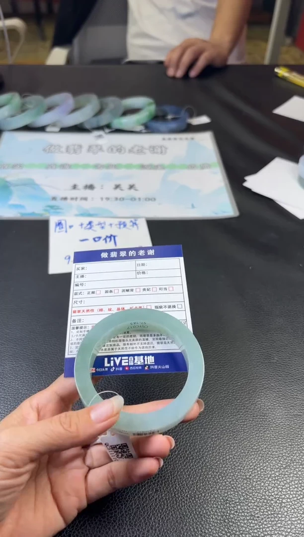 未镶嵌定制手镯不退不换定制翡翠芹***虎定制手镯不退不换