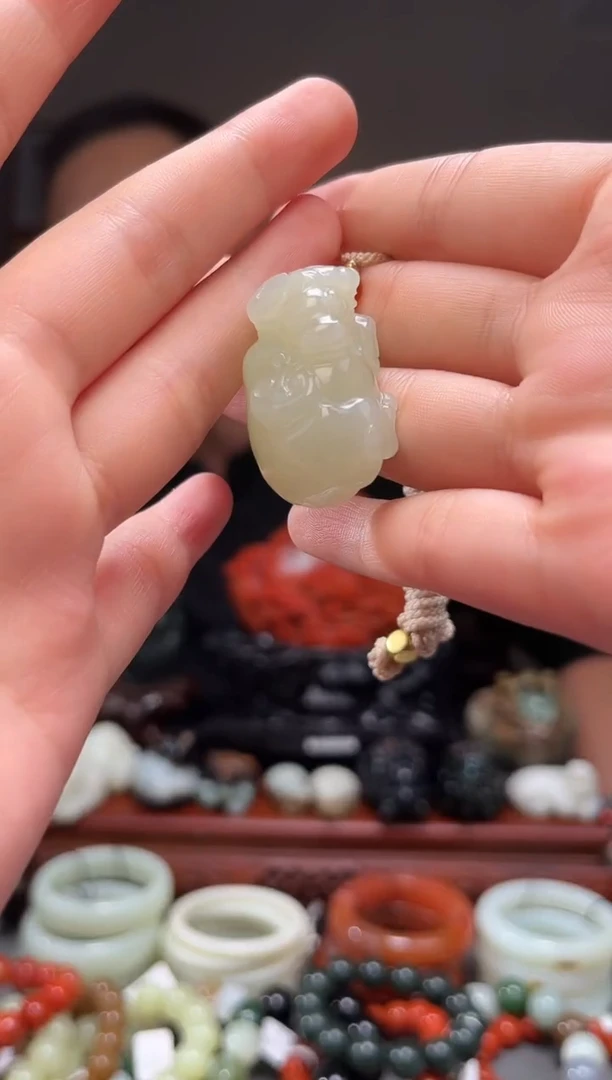 颈饰未镶嵌和田玉吊坠