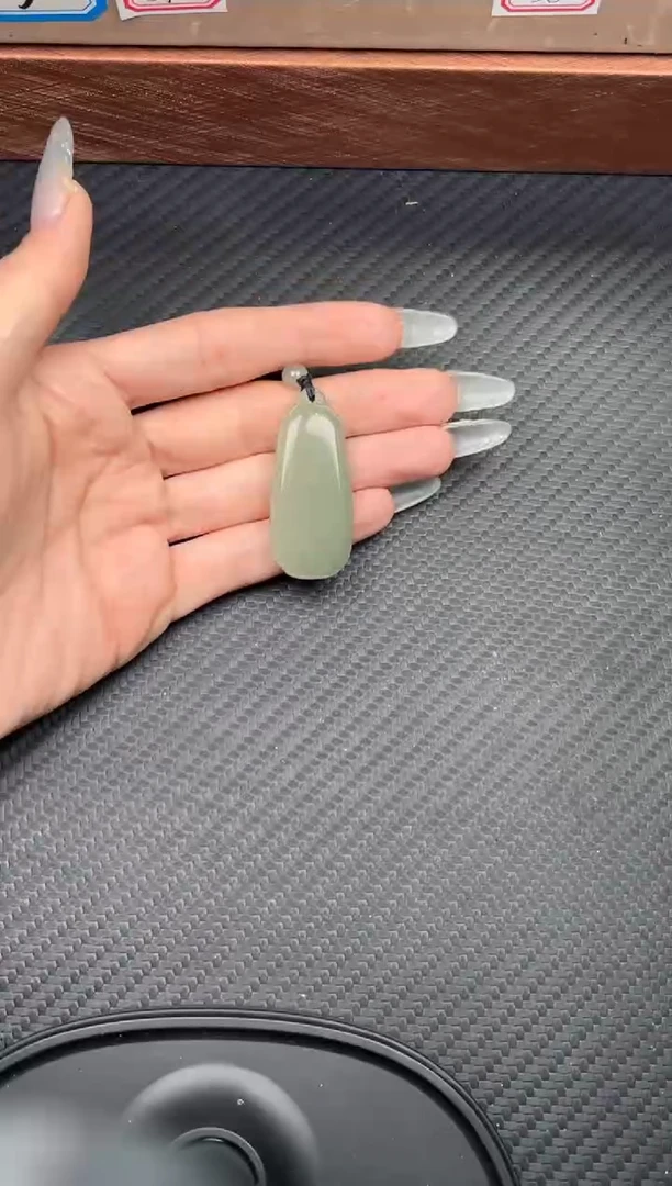 吊坠(赠链)未镶嵌和田玉且末微色差近矿吊坠