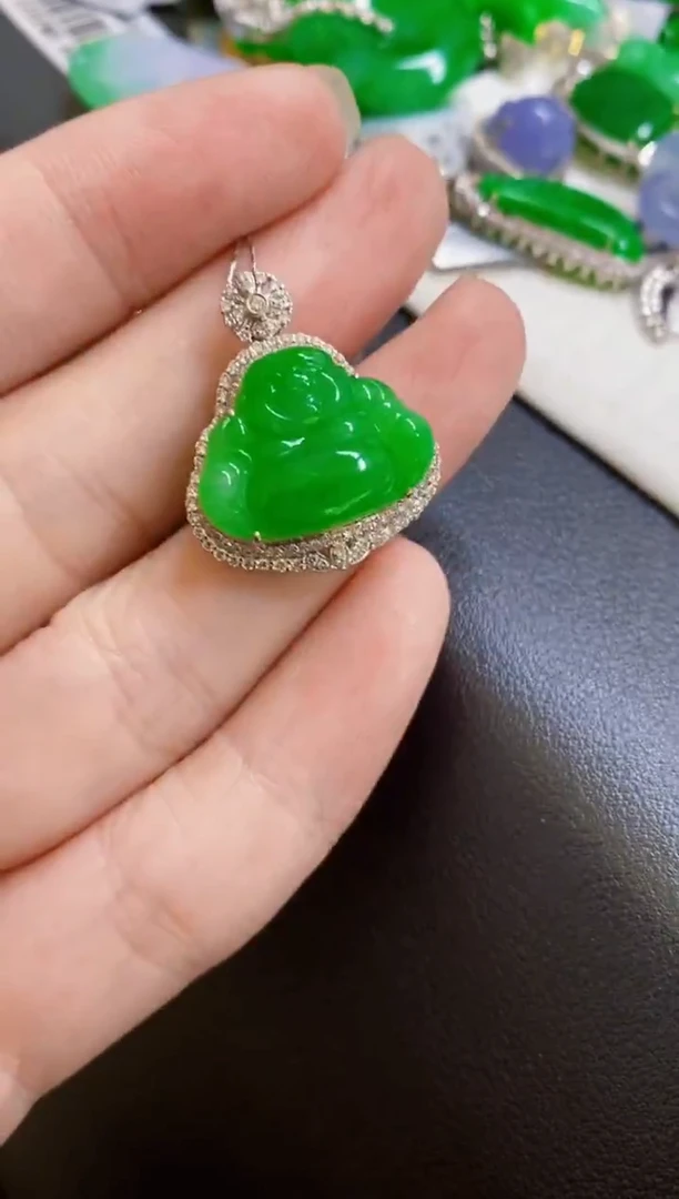 颈饰18K金镶嵌翡翠佛公