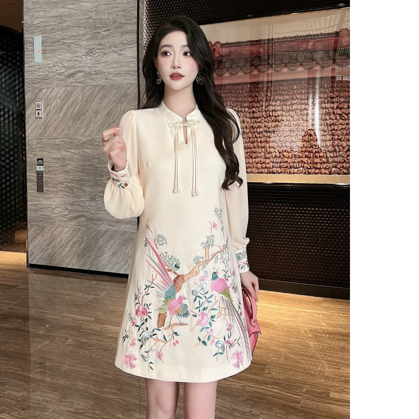 深圳南油国风重工刺绣气质连衣裙