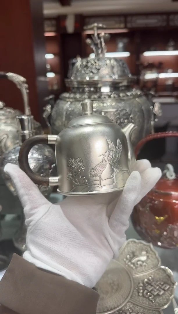 曹* 足银精工手工鏨刻松鹤延年泡茶壶