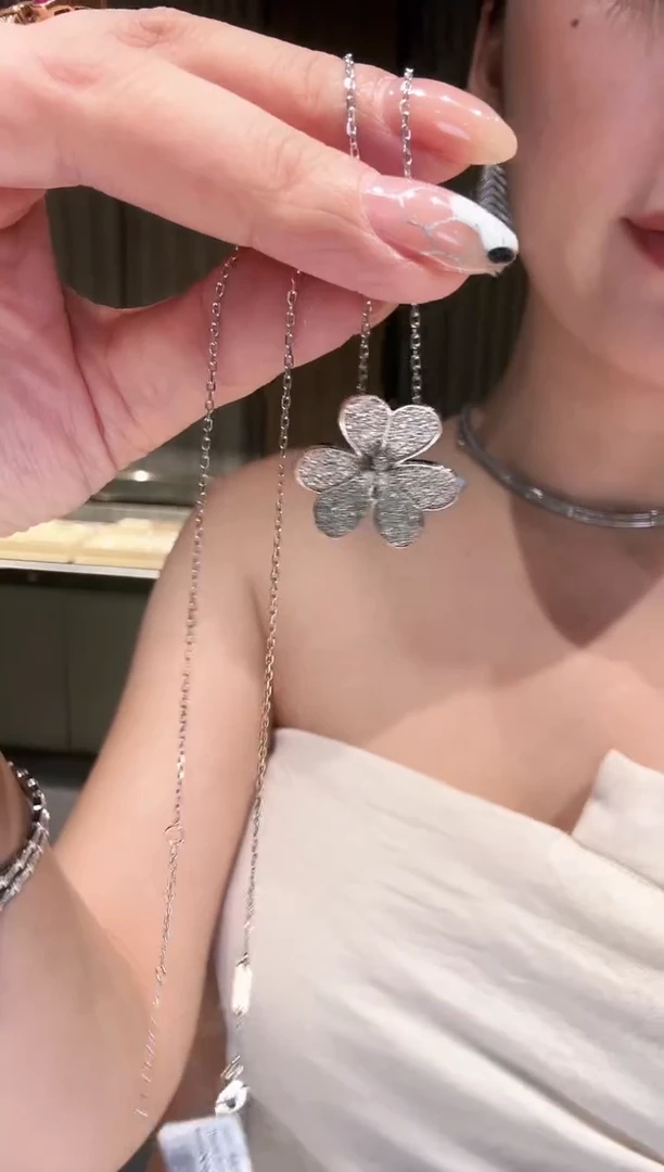 铂Pt950镶嵌项链钻石三叶草