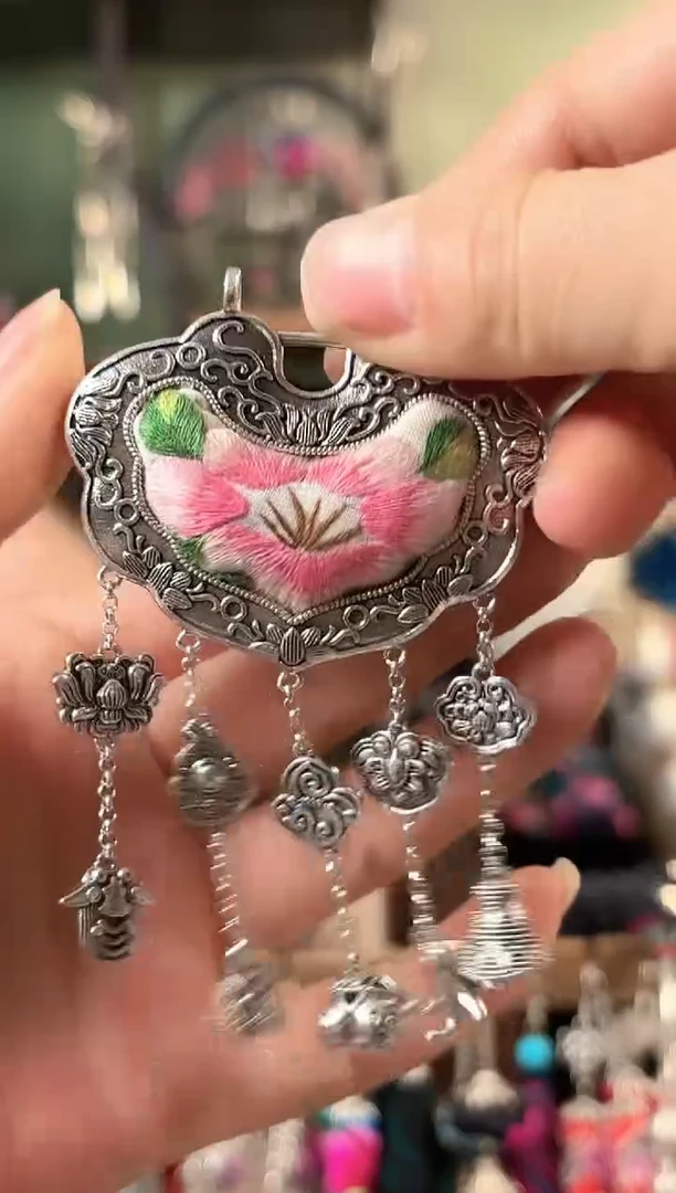 彩云南阁非遗老绣饰品459*