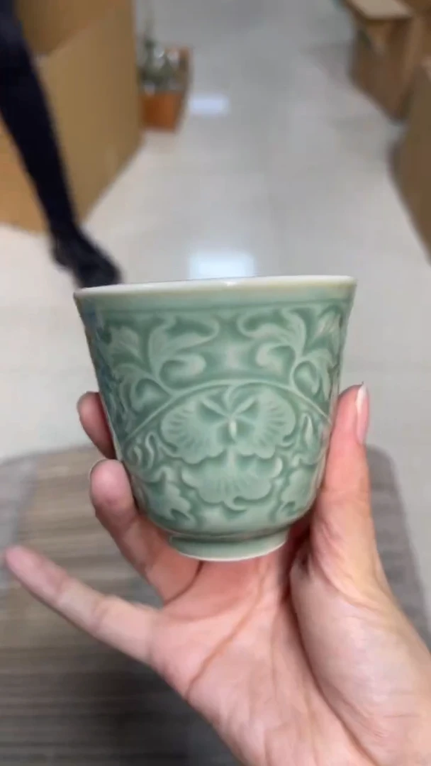 陶瓷青瓷牡丹纹隋行杯 （一个）
