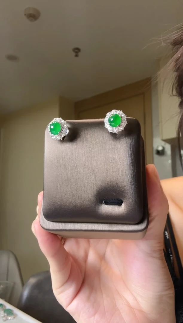 翡翠18K金镶嵌耳钉天然翡翠耳钉