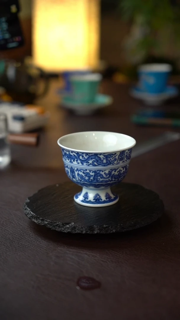 景德镇手绘青花饕餮纹主人杯