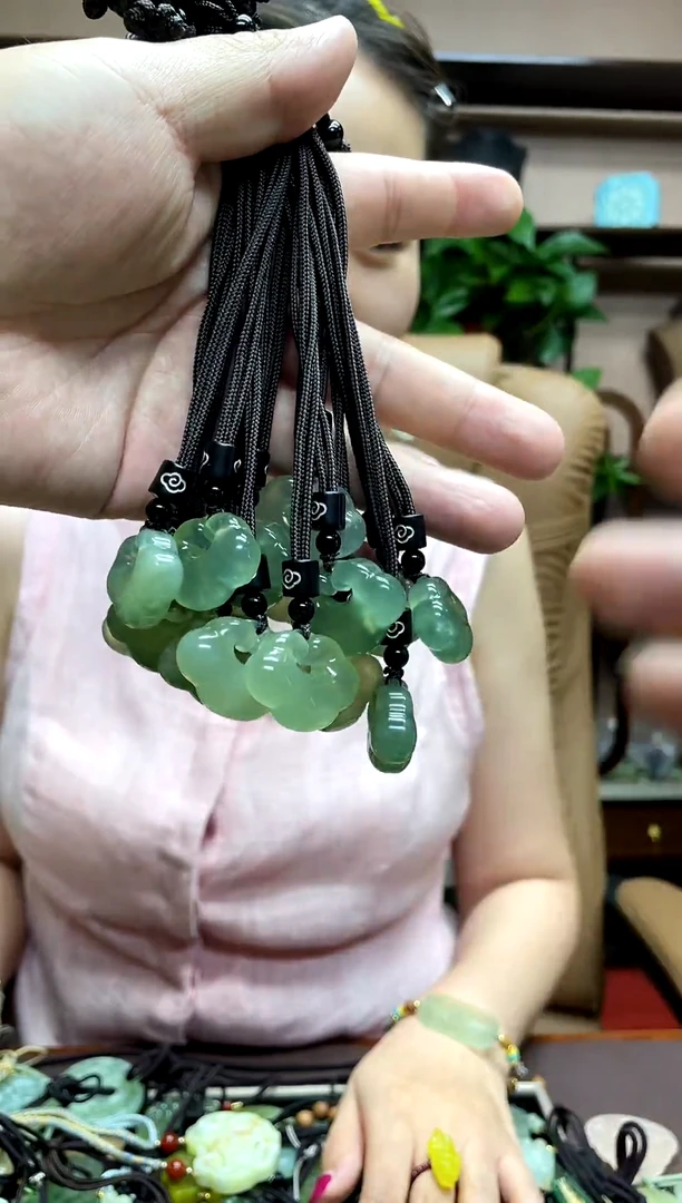 岫玉未镶嵌颈饰多样性发货发其中之一