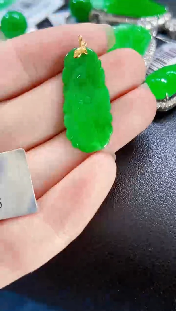 颈饰18K金镶嵌翡翠荷叶