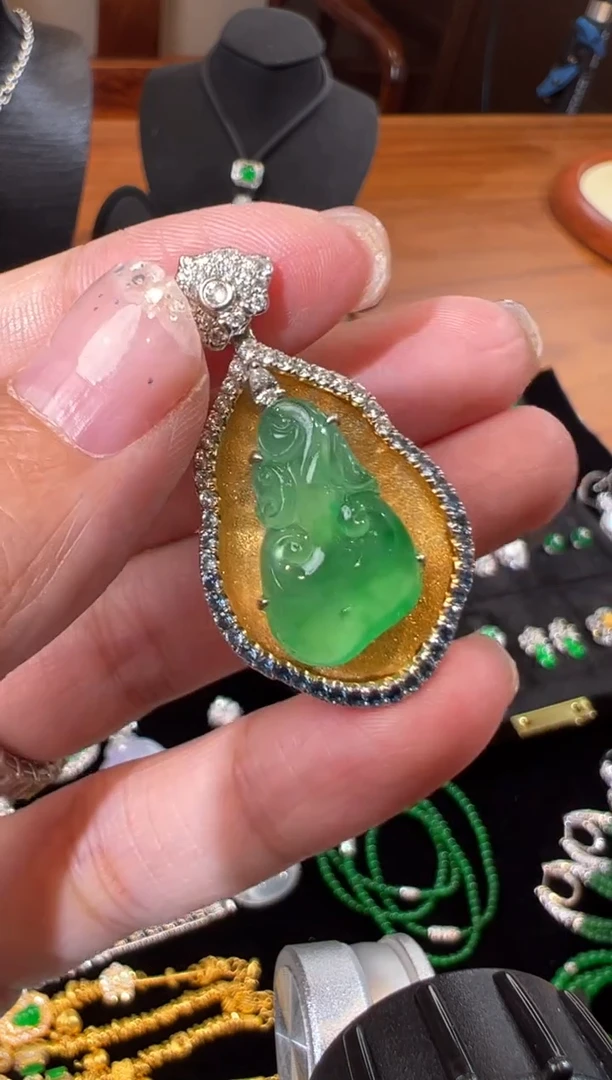 翡翠18K金镶嵌颈饰如意