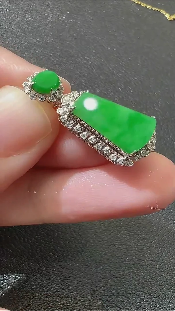 颈饰18K金镶嵌翡翠天然A货翡翠